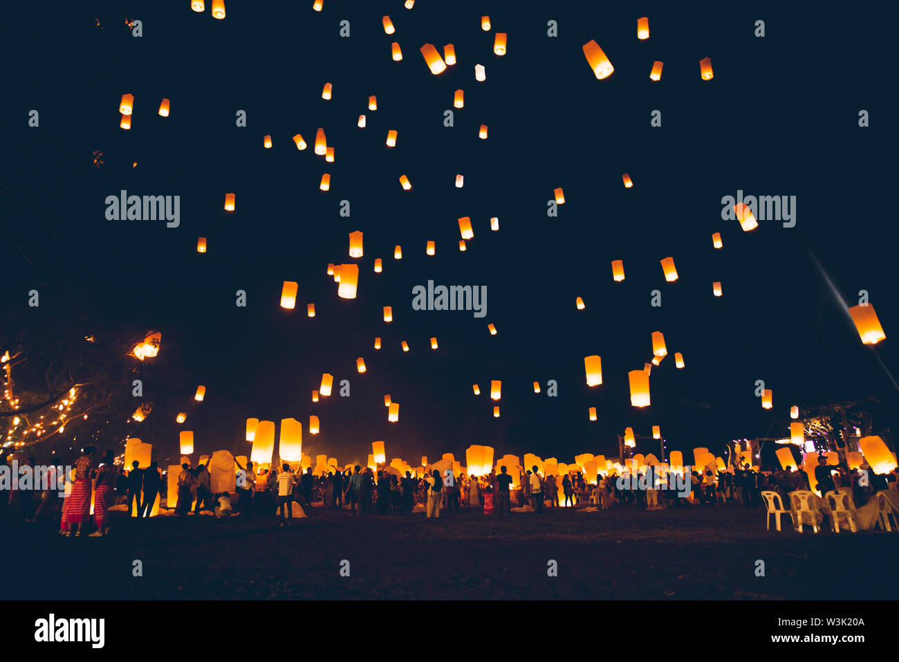 Loy Krathong festival, fête du nouvel an thaï avec des lanternes flottantes de presse dans le ciel de nuit Banque D'Images