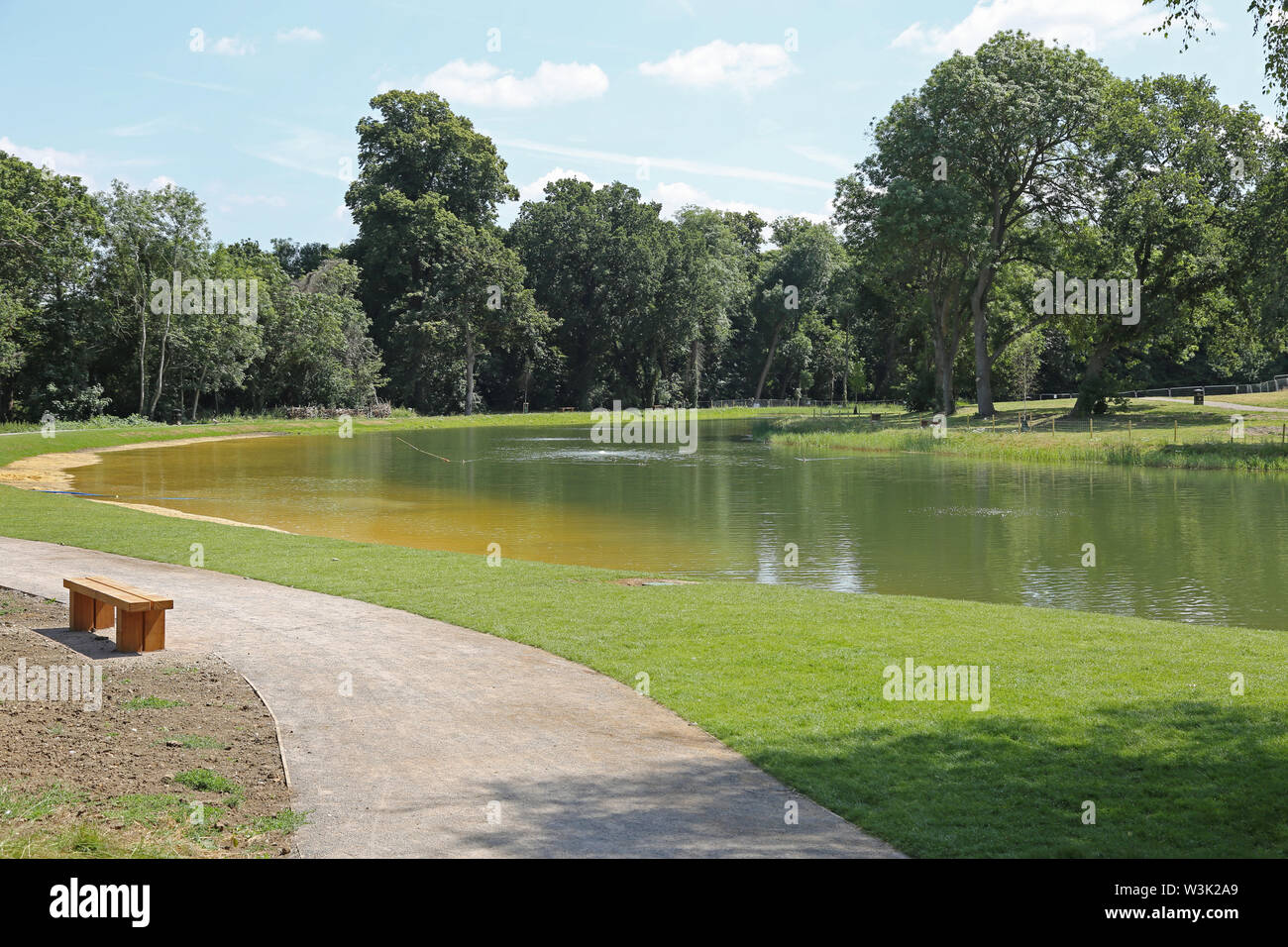 Le nouveau lac de baignade sauvage dans les motifs de Beckenham Place Park, London, UK, montré la semaine avant son ouverture le 20 juillet 2019 Banque D'Images