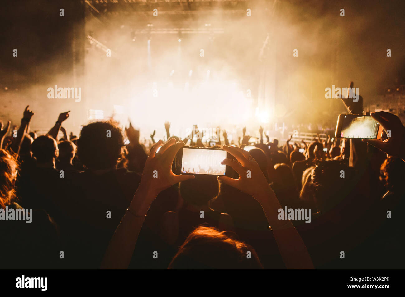 Silhouettes de personnes au concert. Foule et fans montrant l'amour pour le rock band au festival Banque D'Images