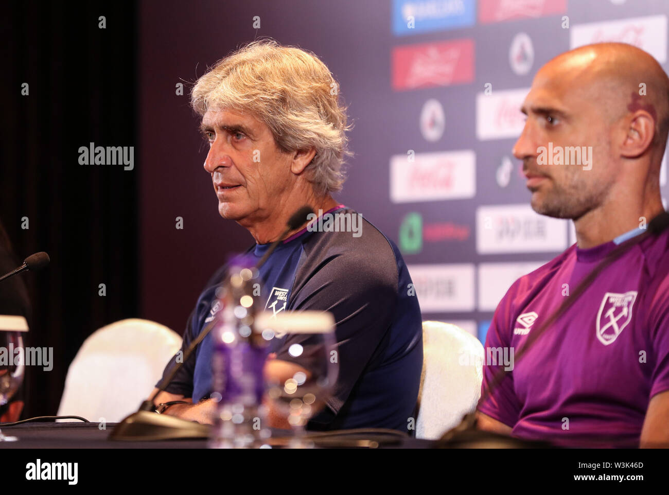 Nanjing. 16 juillet, 2019. Manager Manuel Pellegrini (L) de West Ham United participe à une conférence de presse avant la Premier League Trophy Asie rencontre entre Newcastle United FC et West Ham United FC à Nanjing en Chine de l'est de la province de Jiangsu, le 16 juillet 2019. Crédit : Yang Lei/Xinhua/Alamy Live News Banque D'Images