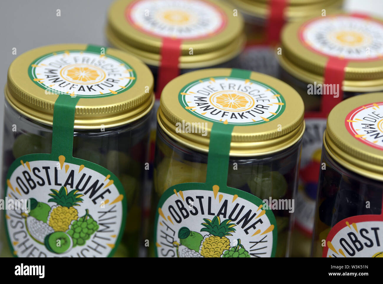 11 juin 2019, la Saxe-Anhalt, Halle (Saale) : les tasses avec les salades de fruits sont dans la cuisine expérimentale de Jenny Müller, fondateur de la start-up 'Die Frischemanufaktur'. La jeune femme originaire de Munich a trouvé l'appui nécessaire pour son entreprise en Saxe-Anhalt. Photo : Hendrik Schmidt/dpa-Zentralbild/obs Banque D'Images