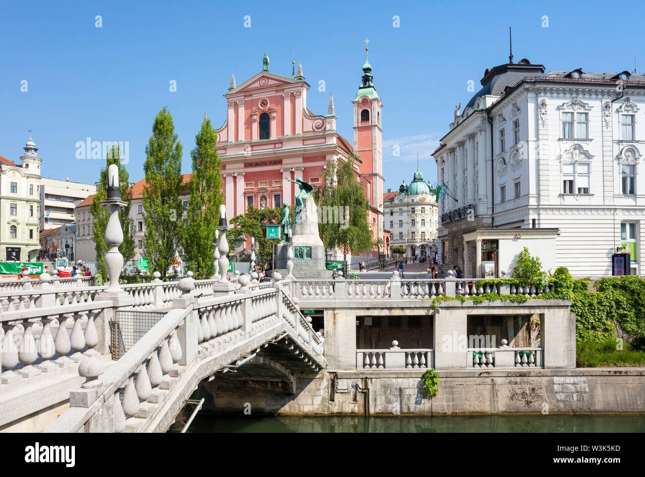 L'Église Franciscaine rose en place Preseren et le triple pont sur la rivière Ljubljanica Ljubljana Slovénie eu Europe Banque D'Images