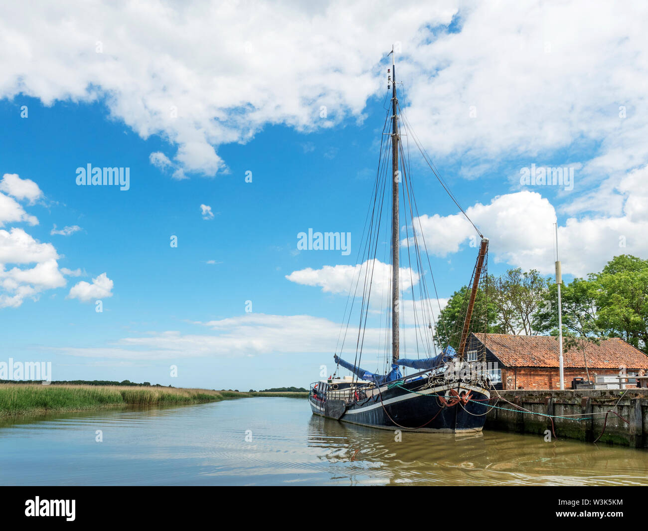Onderneming Péniche hollandaise hébergement de vacances amarré sur la rivière Alde Snape Maltings Suffolk Angleterre Banque D'Images