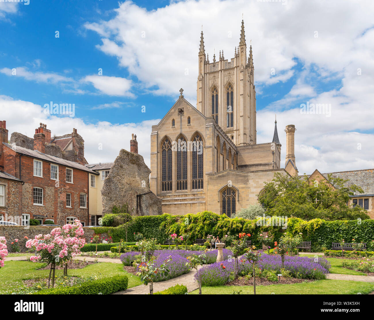 Cathédrale St Edmundsbury jardins de l'abbaye, Bury St Edmunds, Suffolk, Angleterre, RU Banque D'Images
