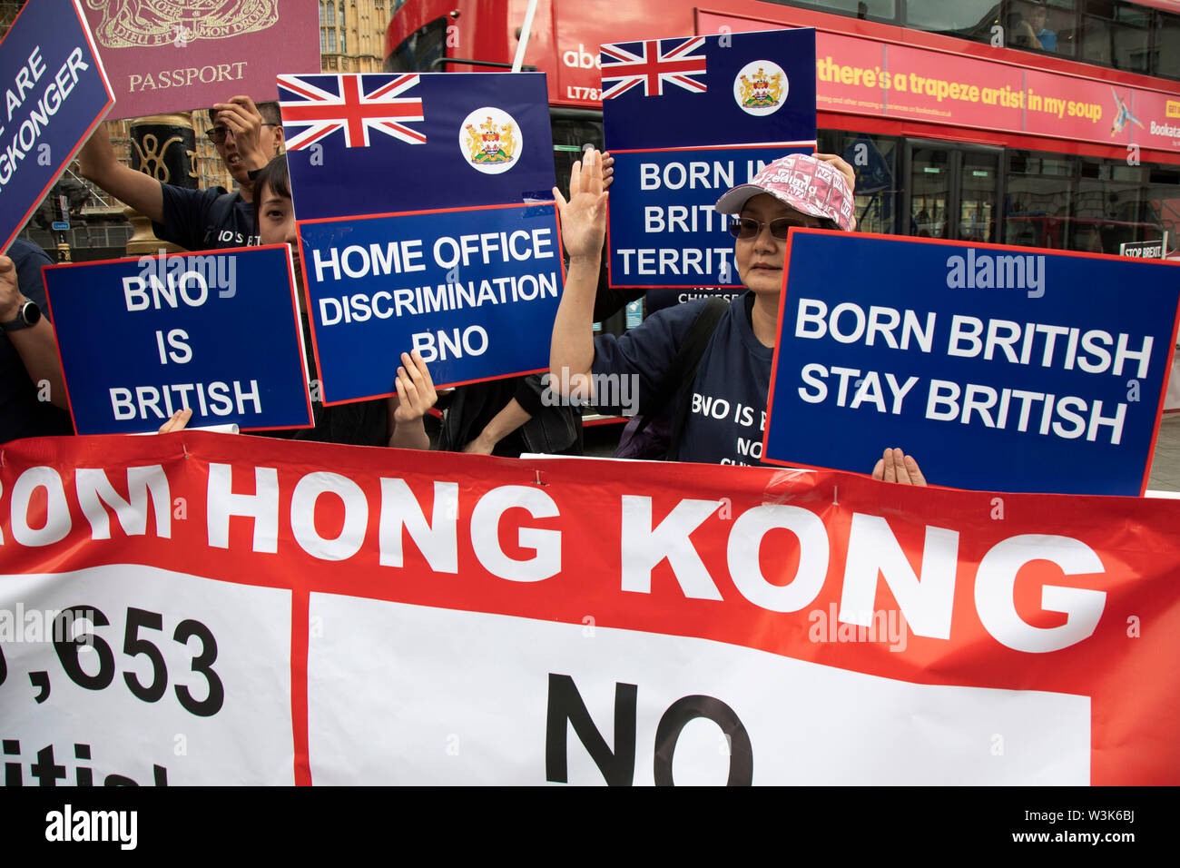 Protestation chinoise en solidarité avec les manifestations à Hong Kong sur le 20e anniversaire de la rétrocession de Hong Kong le 1er juillet 2019 à Londres, Angleterre, Royaume-Uni. Le message des manifestants a été à l'appui de la manifestations étudiantes à Hong Kong et réclamé leurs libertés de ressortissants britanniques à l'étranger, qu'ils n'étaient pas chinois britannique à la suite de craintes à l'encontre d'un projet de loi que les critiques disent que pourrait être utilisé d'extrader les dissidents politiques en Chine continentale. contre un projet de loi que les critiques craignent pourraient servir à extrader les dissidents politiques en Chine continentale. Banque D'Images