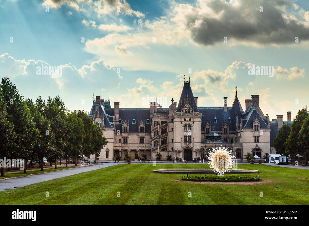 Biltmore House sur le Biltmore Estate, Asheville, Caroline du Nord, USA. Au premier plan sur le pelouse est une œuvre de verrier Dale Chihuly. Banque D'Images