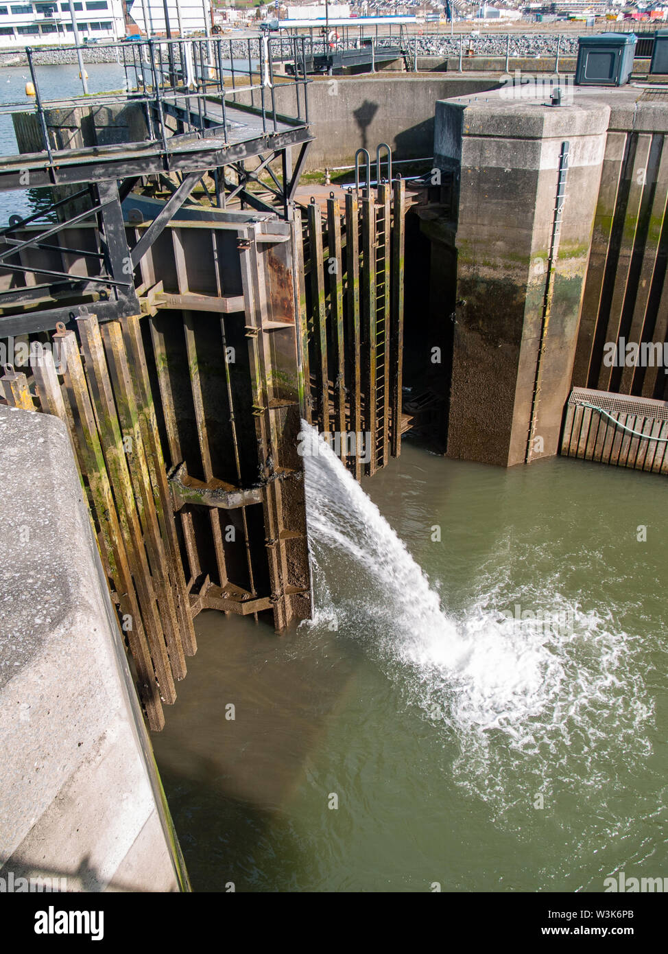 Barrage Tawe Lock à Swansea. Haut de la porte est illustré avec fuite d'eau dans la serrure elle-même. Port de plaisance de Swansea, Pays de Galles, Royaume-Uni. Banque D'Images