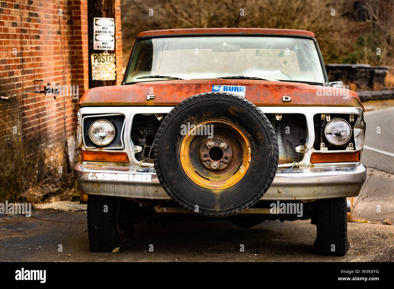 Abandonnée et rusted Ford F150 camion personnalisé à Spruce Pine, North Carolina, USA. Ce modèle est de la cinquième génération (1967-1972). Banque D'Images