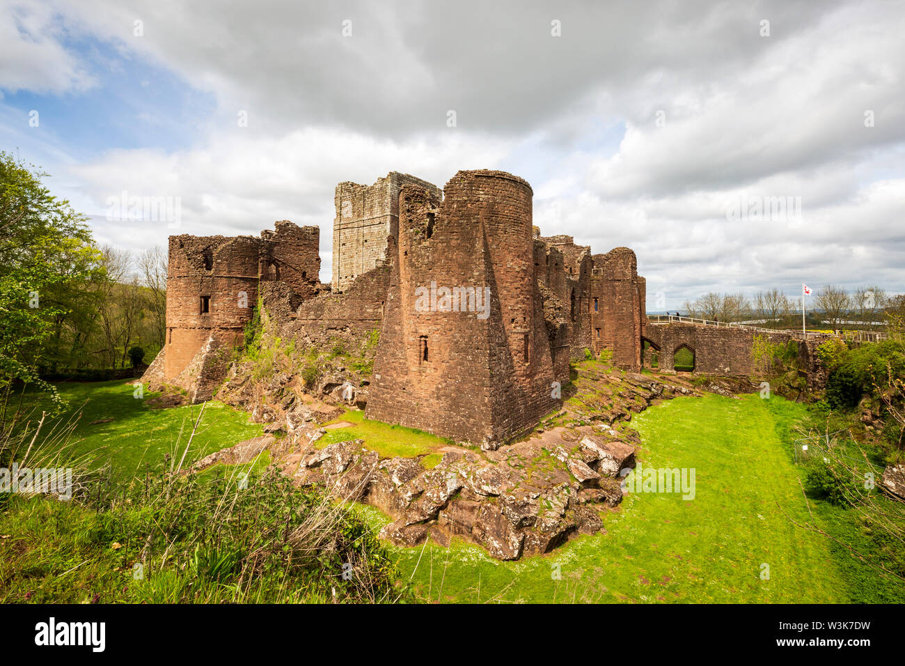 Vue sur la tour sud-est du château de Goodrich dans le Herefordshire, en Angleterre Banque D'Images