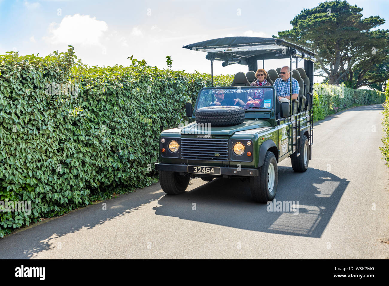 Tourguernsey.com landrover donnant des visites personnalisées dans une ruelle près de l'Icart, Guernsey, Channel Islands UK Banque D'Images