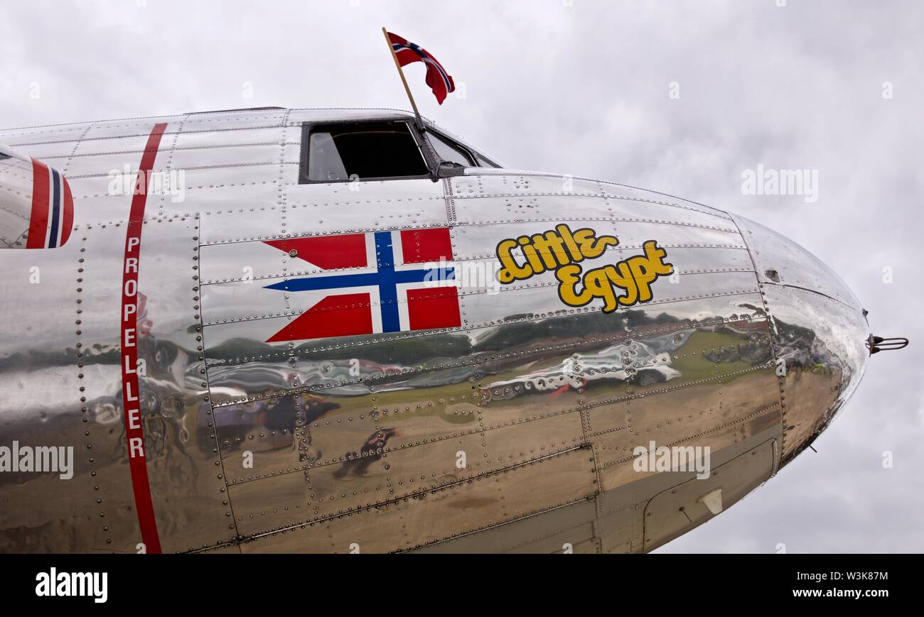 Douglas DC-3 'Little Egypt' en exposition statique à l'Airshow 2019 Flying Legends à l'Imperial War Museum, Duxford Banque D'Images