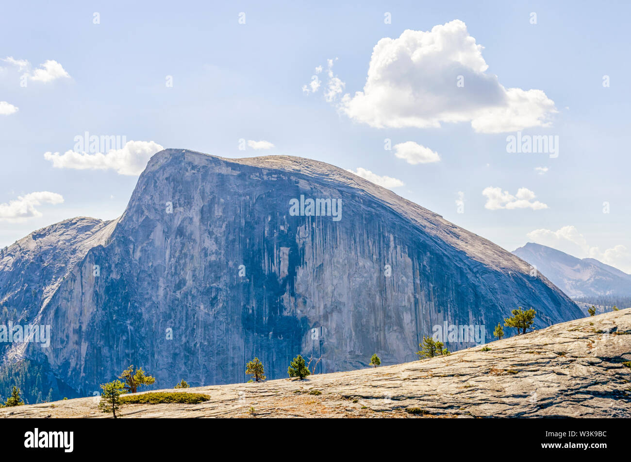 Avis de demi-dôme le long de la North Dome Trail. Yosemite National Park, California, USA. Banque D'Images