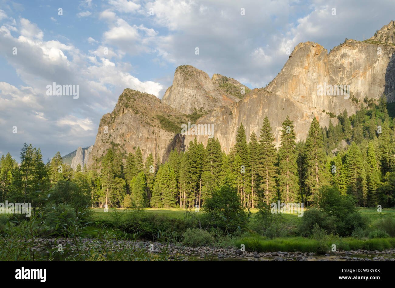 Vallée de Yosemite et de la Cathédrale des rochers. Yosemite National Park, California, USA. Banque D'Images