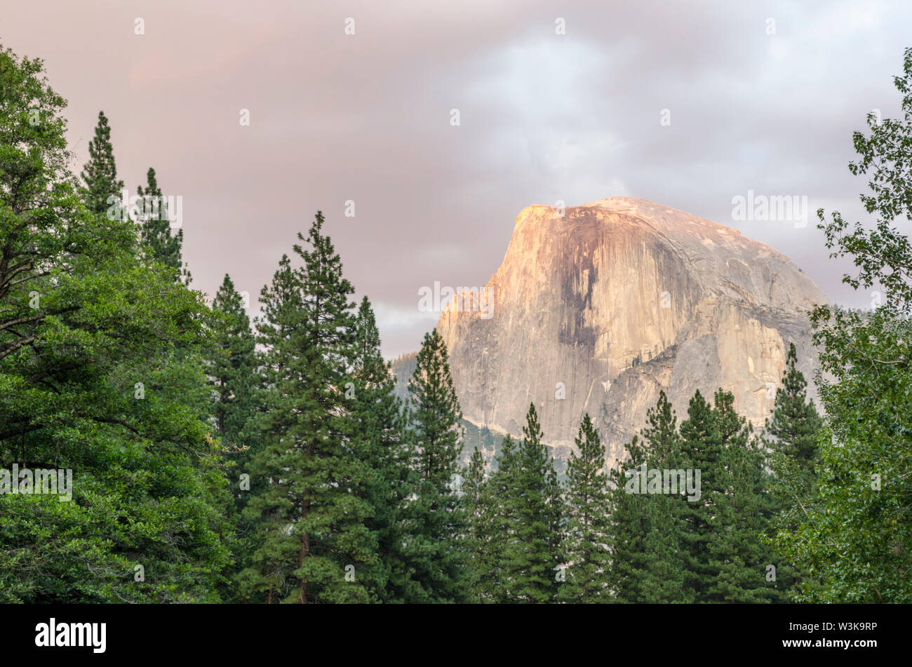 Demi Dôme vu de la vallée Yosemite. Photographié après le coucher du soleil. Yosemite National Park, California, USA. Banque D'Images