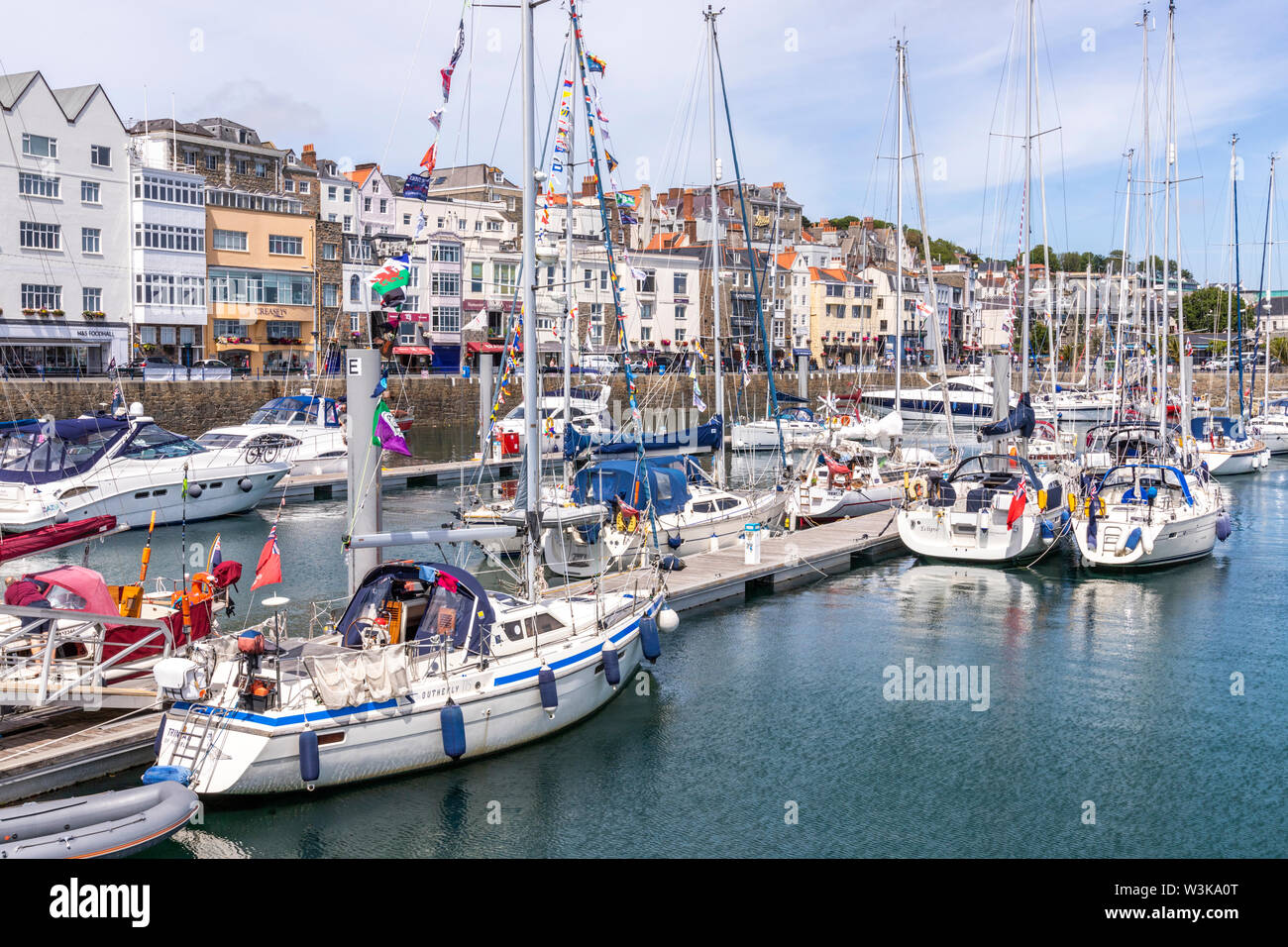 La location bateaux dans le port de St Peter Port, Guernsey, Channel Islands UK Banque D'Images