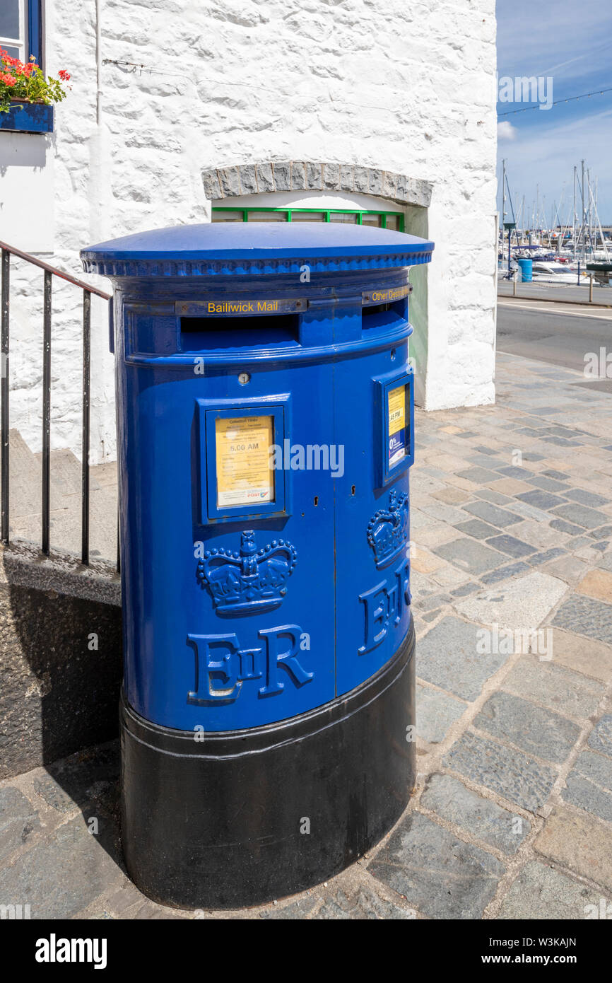 Un double post box bleu en face de l'église de ville en face du port de St Peter Port, Guernsey, Channel Islands UK Banque D'Images