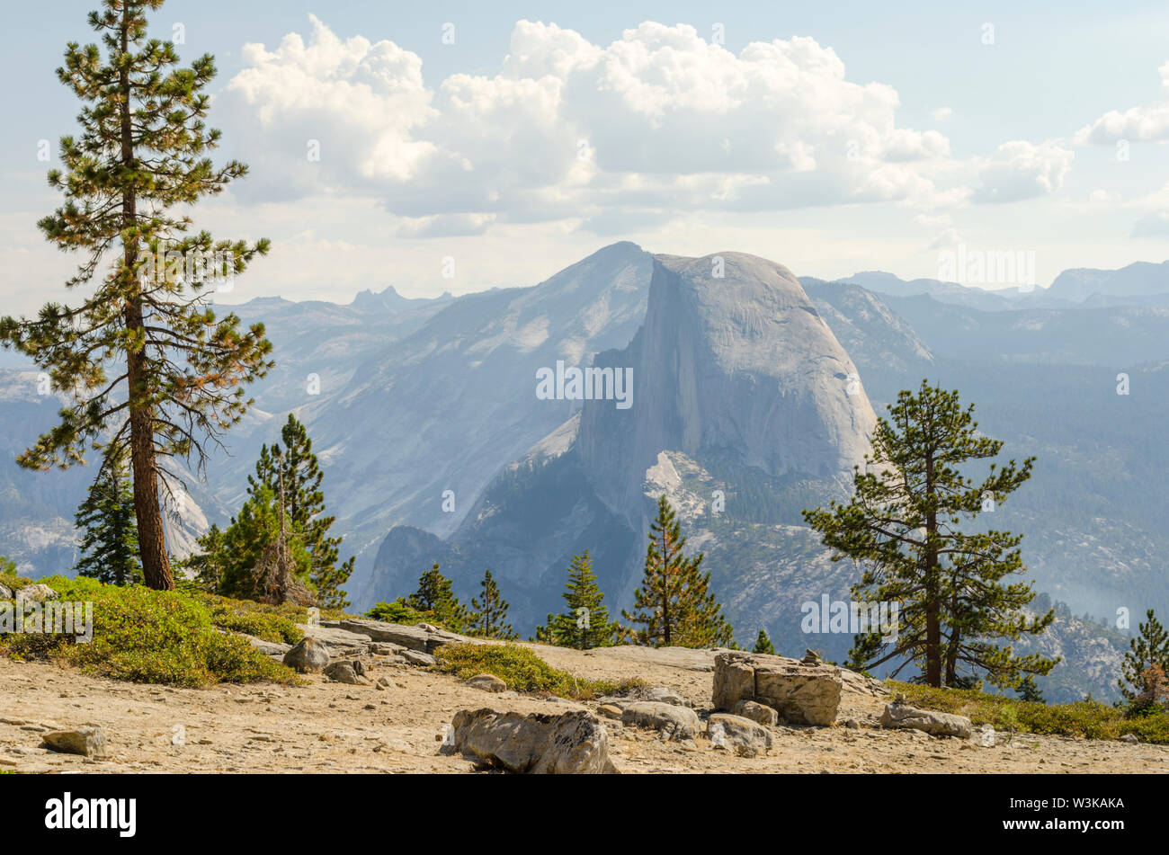 Demi Dôme vu du sentier le long de la Sentinel Dome. Yosemite National Park, California, USA. Banque D'Images