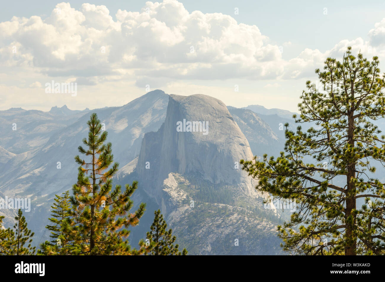 Demi Dôme vu du sentier le long de la Sentinel Dome. Yosemite National Park, California, USA. Banque D'Images