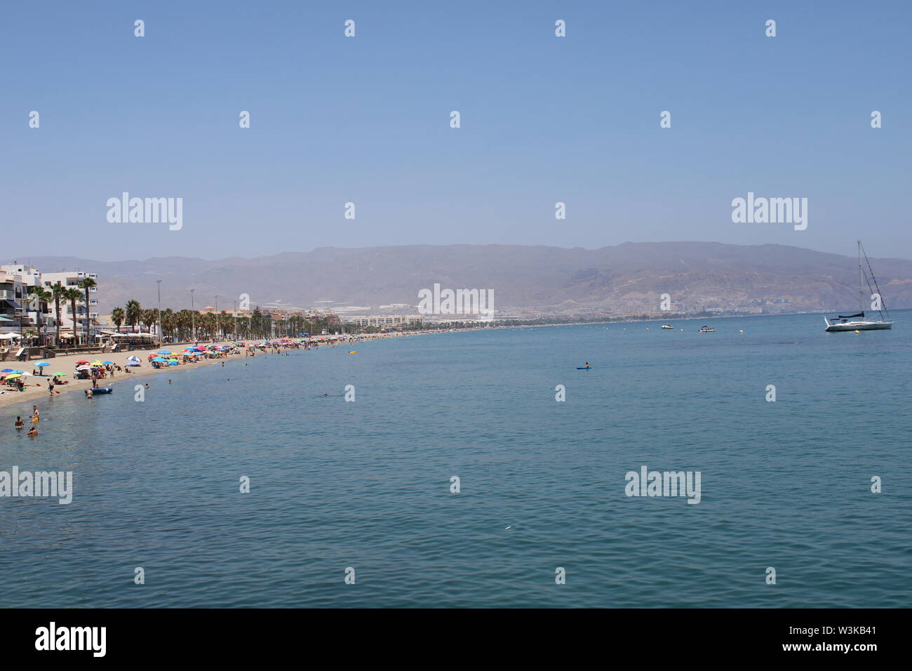 Lieu de loisir et tourisme sur la plage de Roquetas de Mar de l'Almería, Espagne le 14 juillet 2019 Banque D'Images