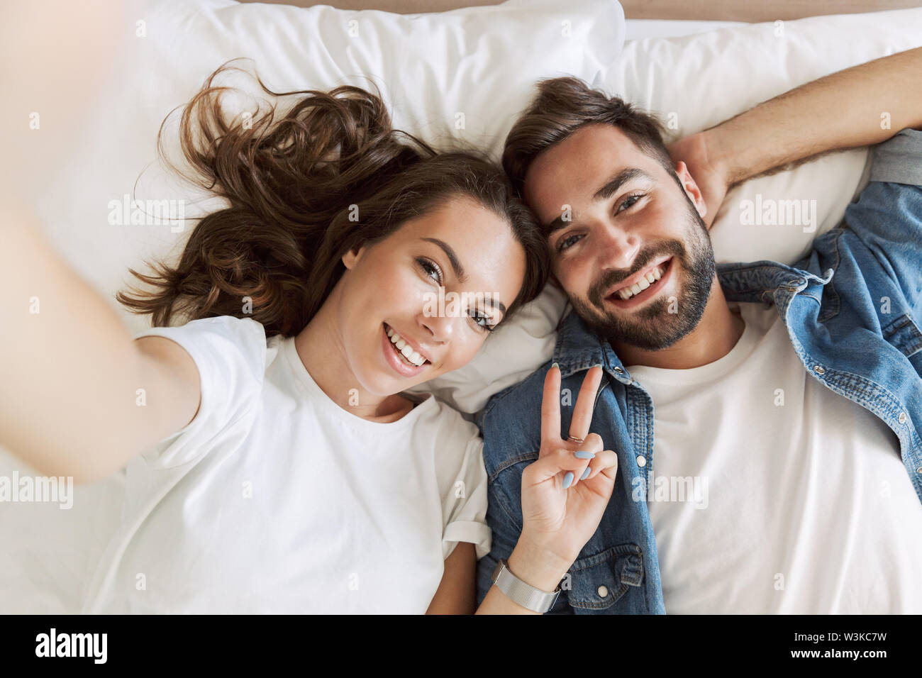 Couple faisant l'amour au lit photo Banque de photographies et d’images