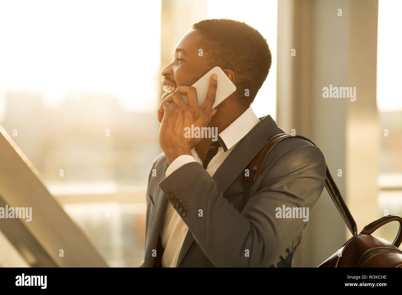 Le Financier Afro parlant au téléphone en terminal de l'aéroport Banque D'Images