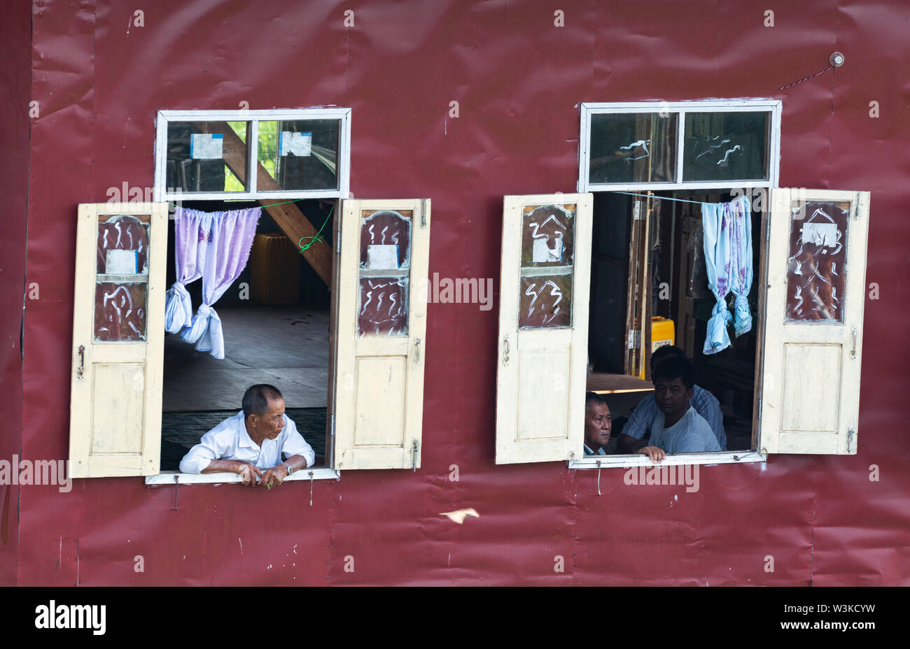 Haspres Thauk, Myanmar - Avril 2019 : old man looking out birman de la maison flottante. Banque D'Images