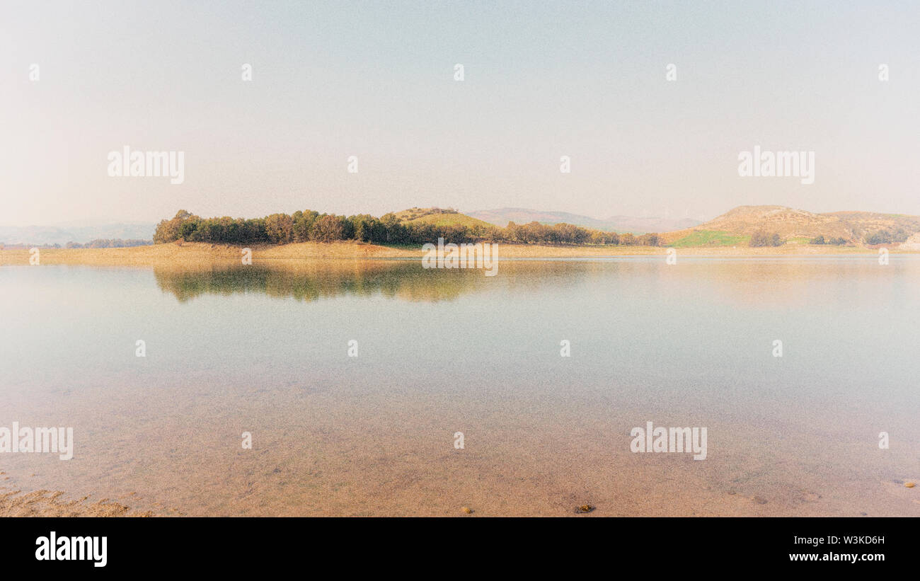 Embalse de conde de guadalhorce, ou réservoir conde de guadalhorce, près de Ardales, la province de Malaga, Andalousie, Espagne du sud. Banque D'Images