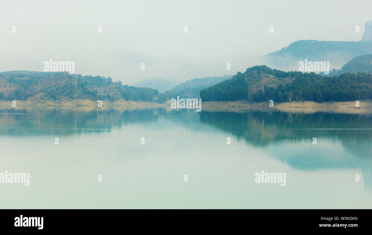 Embalse de conde de guadalhorce, ou réservoir conde de guadalhorce, près de Ardales, la province de Malaga, Andalousie, Espagne du sud. Banque D'Images