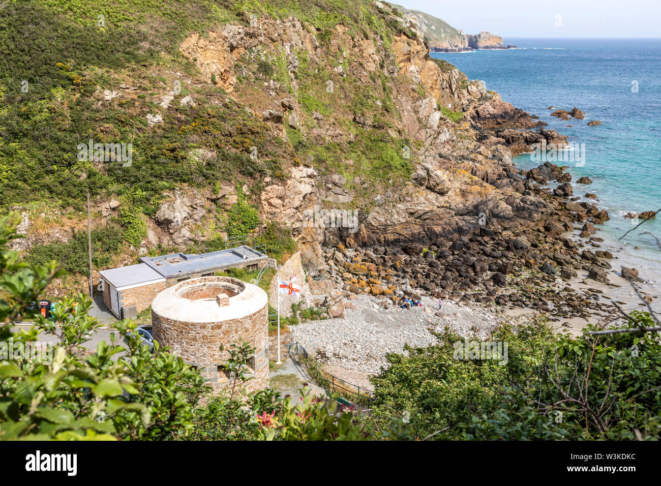 Depuis le sentier du littoral sur l'échappatoire napoléoniennes tour surplombant la baie du Petit Bot sur la magnifique côte sud de Guernesey robuste UK Banque D'Images