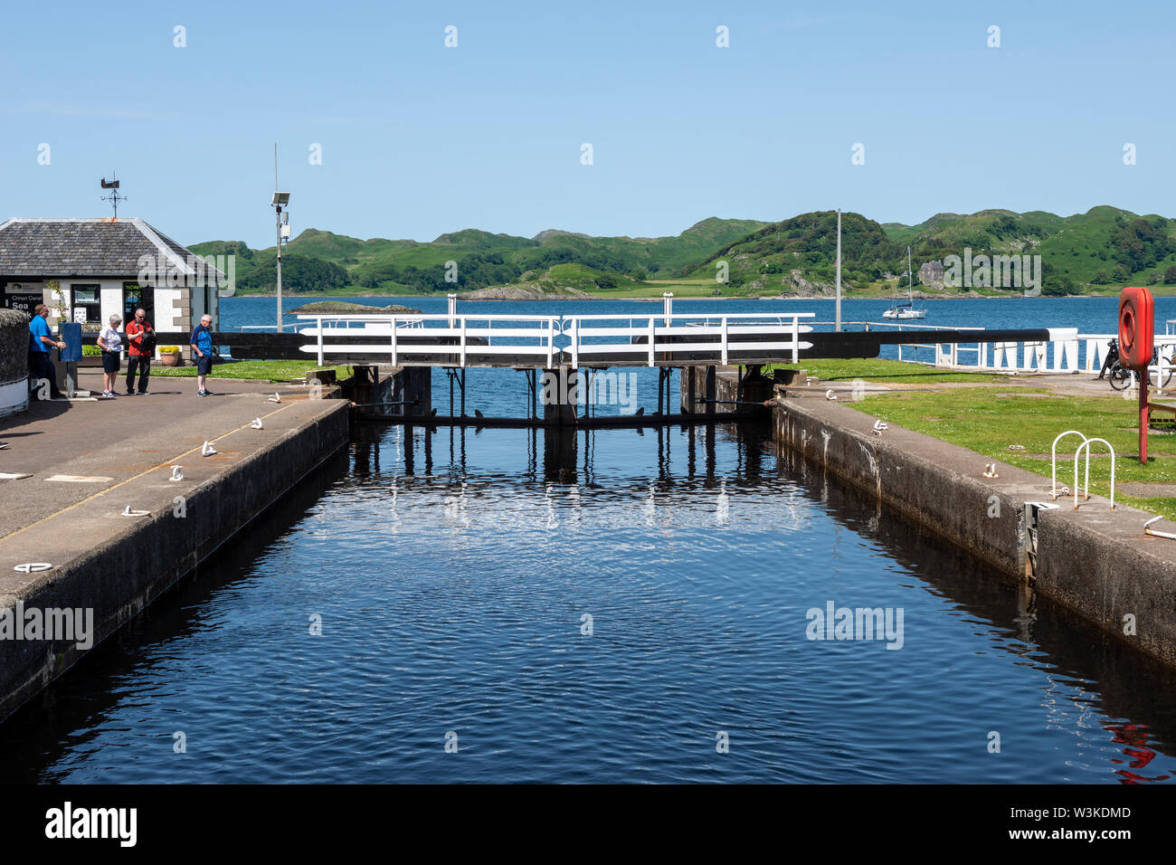 Blocage de la mer (15) à l'égard de son du Jura à Crinan Canal Crinan sur village, Argyll and Bute, Ecosse, Royaume-Uni Banque D'Images