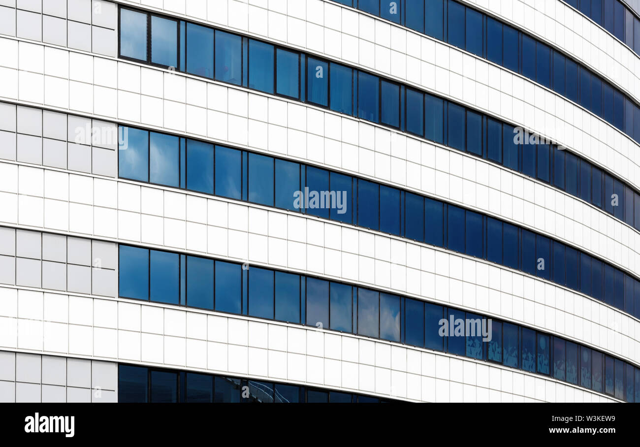 Nouveau bâtiment moderne de plusieurs étages. Concept d'affaires de l'industrie de l'architecture. Banque D'Images