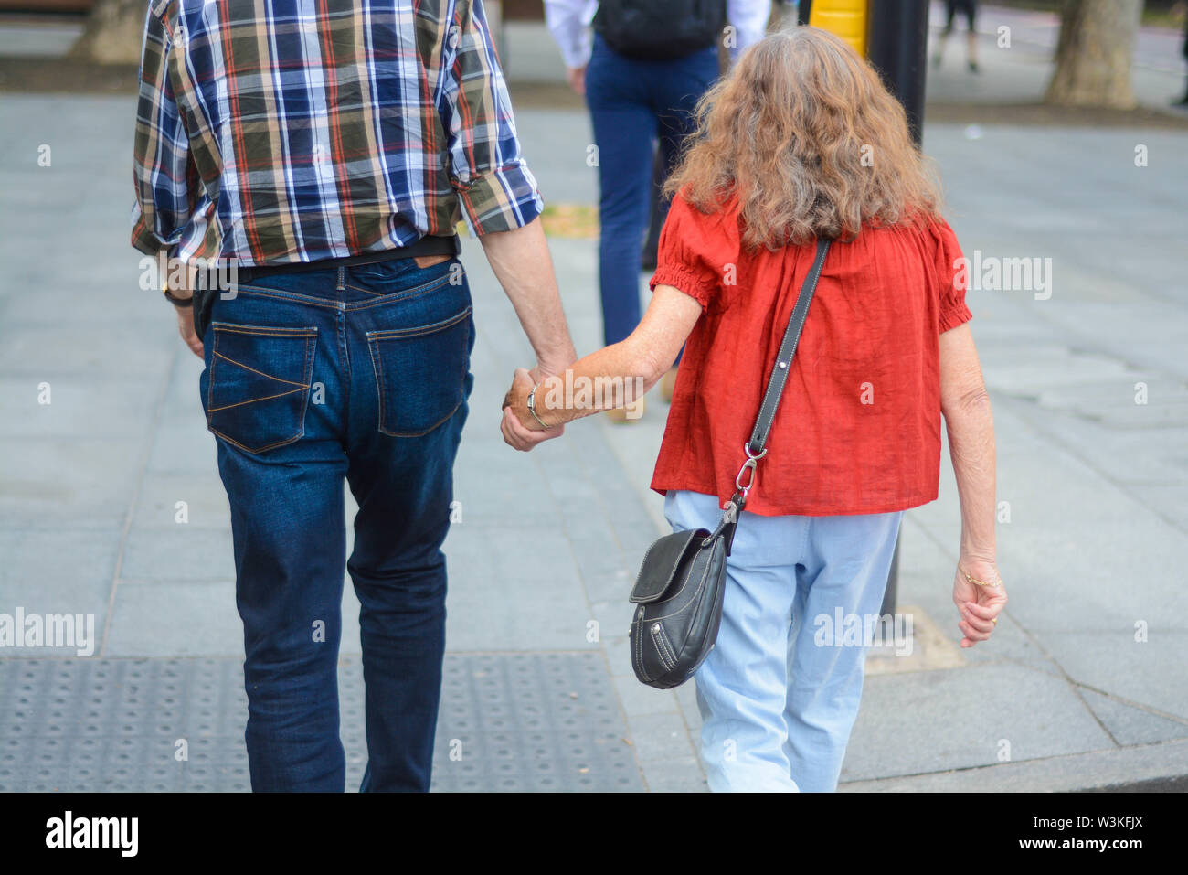 Vieux couple holding part marcher dans la rue Banque D'Images