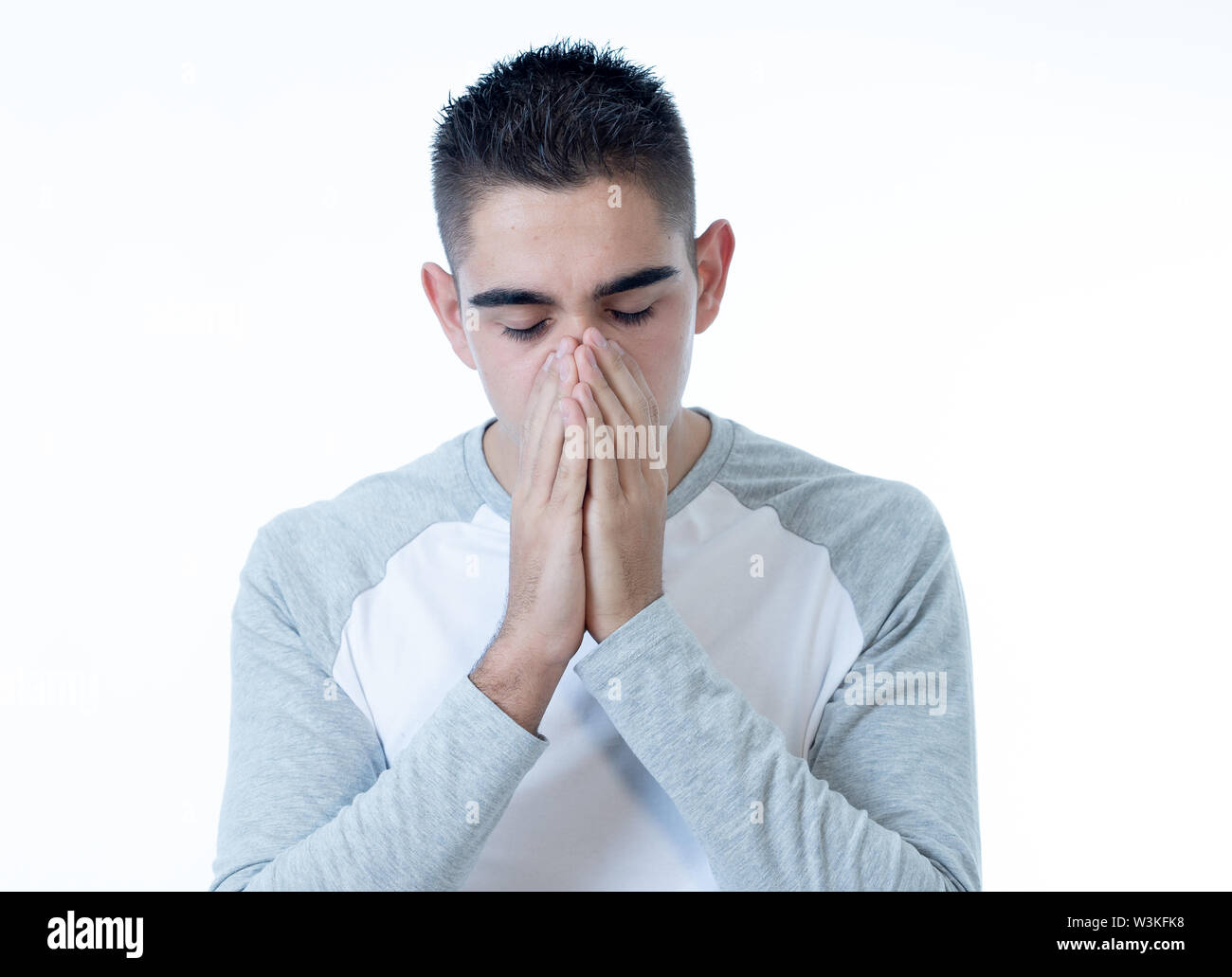 Portraits de personnes les émotions humaines et les expressions faciales. L'homme des jeunes adultes dans la vingtaine dans la douleur et la dépression avec triste et épuisé face à la Banque D'Images