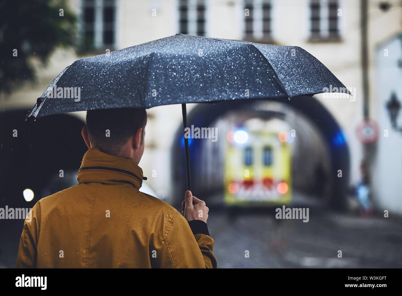 Avec l'homme au parapluie à partir de voiture ambulance service médical d'urgence dans la région de Rainy day. Prague, République Tchèque Banque D'Images