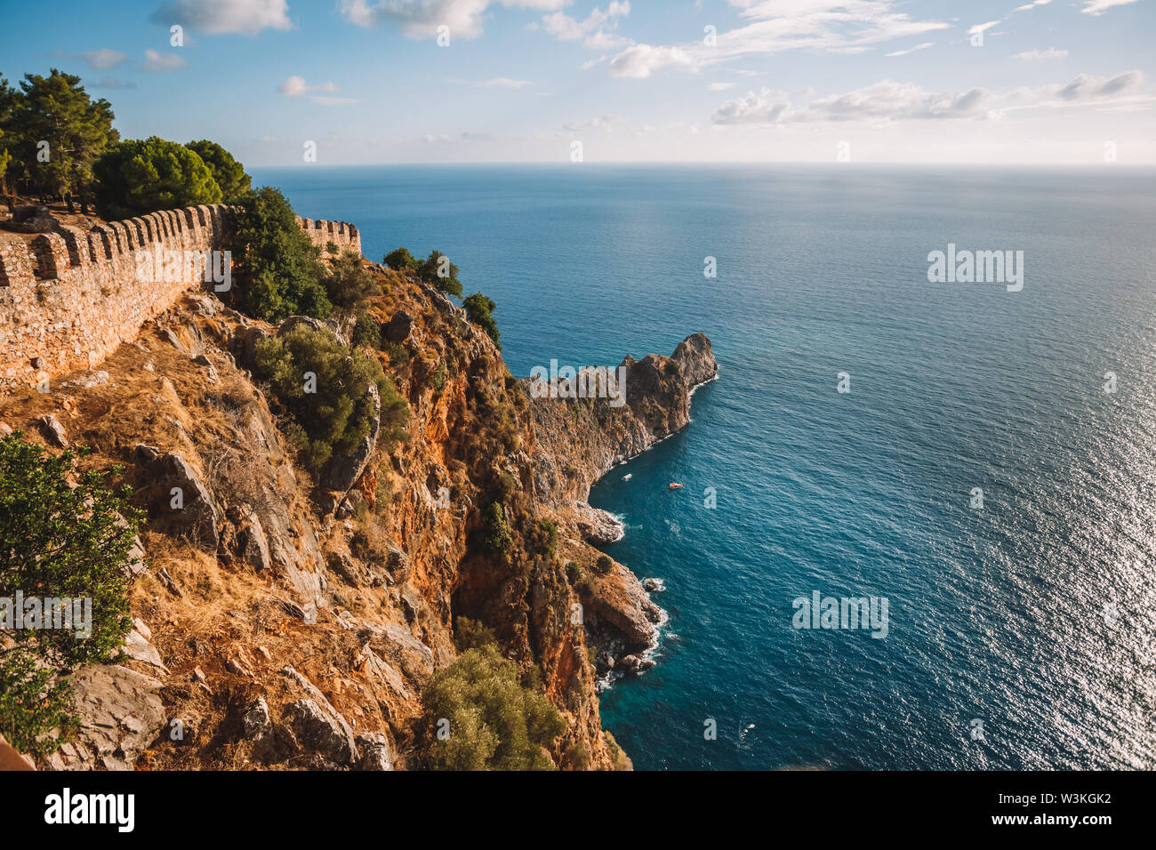 La côte d'Alanya avec de vieux murs du château au-dessus de la mer bleue, de la Turquie, Antalya district Banque D'Images