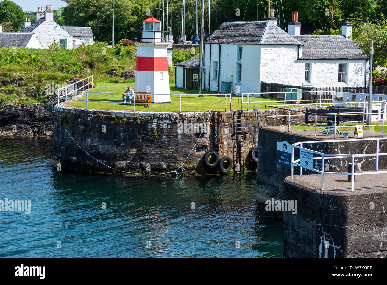 Vue extérieure de verrouillage (lock 15 mer) et phare de Crinan Canal Crinan sur village, Argyll and Bute, Ecosse, Royaume-Uni Banque D'Images