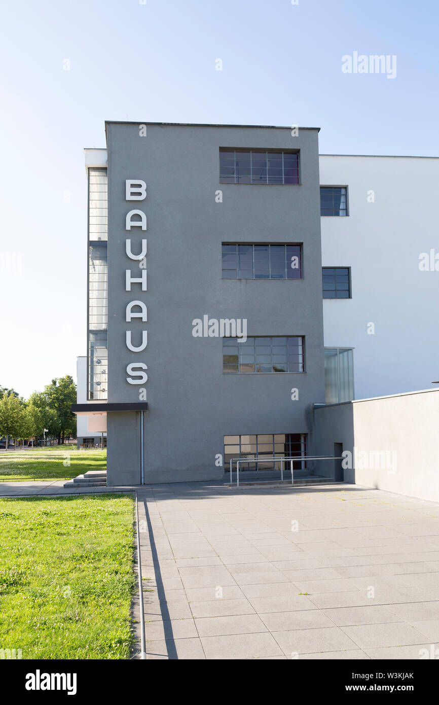 Le bâtiment du Bauhaus à Dessau, Allemagne. Le bâtiment a été conçu par Walter Gropius en 1926 et est un UNESCO World Heritage Site. Banque D'Images