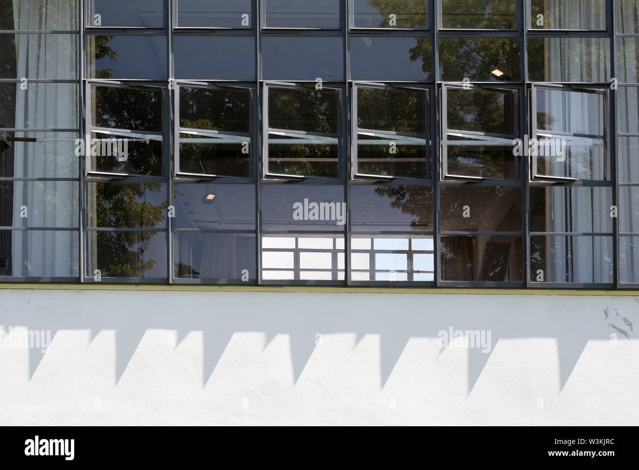Fenêtres du bâtiment du Bauhaus à Dessau, Allemagne. Le bâtiment a été conçu par Walter Gropius en 1926 et est un UNESCO World Heritage Site. Banque D'Images