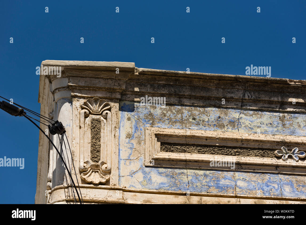 Détails d'une frise sur une vieille maison de la ville d'Olhao, Algarve, Portugal Banque D'Images