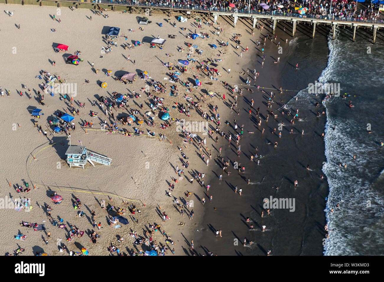 Santa Monica, Californie, USA - 6 août 2016 : Vue aérienne de foules estivales populaires à Santa Monica Beach et de la jetée, près de Los Angeles. Banque D'Images
