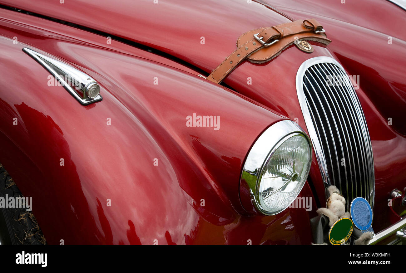 Vue avant d'une voiture de sport Jaguar Roadster Classic XK120 rouge exposée lors d'un spectacle de voitures classique au Pays de Galles, au Royaume-Uni Banque D'Images