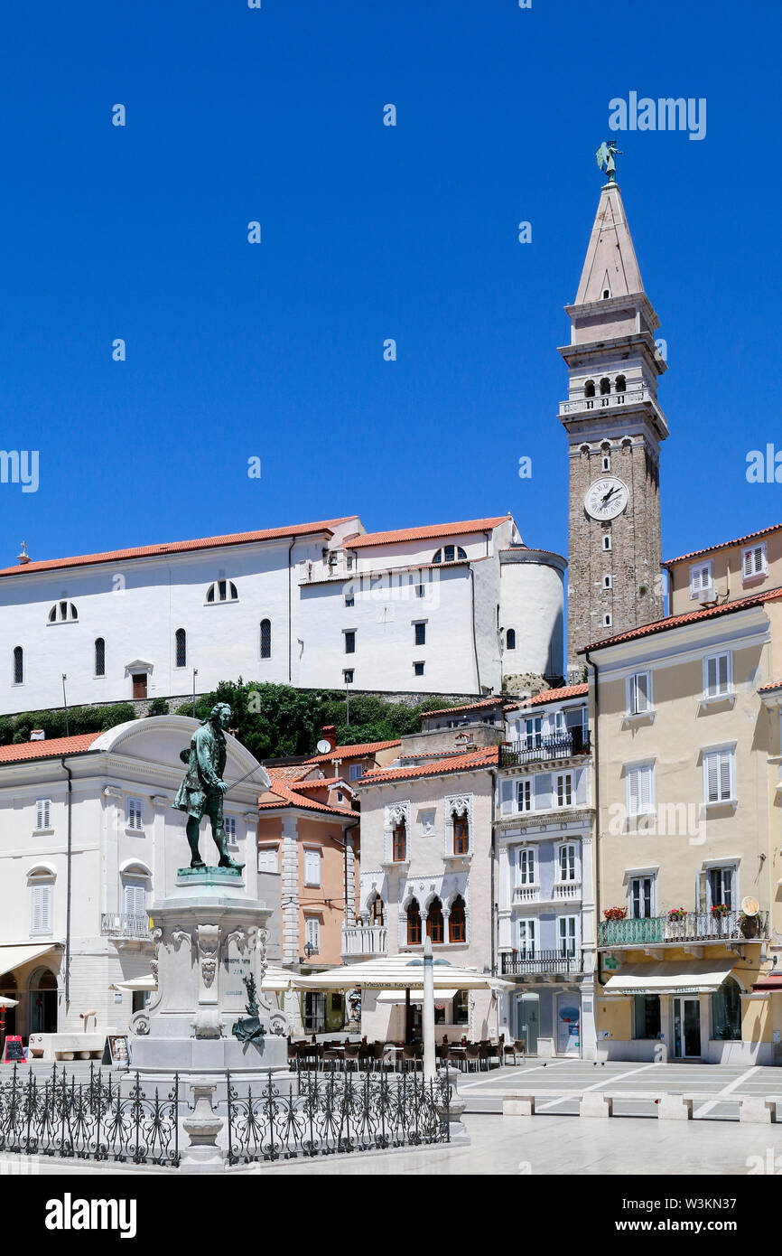 Vue sur la place Tartini Piran en Slovénie, y compris le mémorial de Tartini et St George's Church Banque D'Images