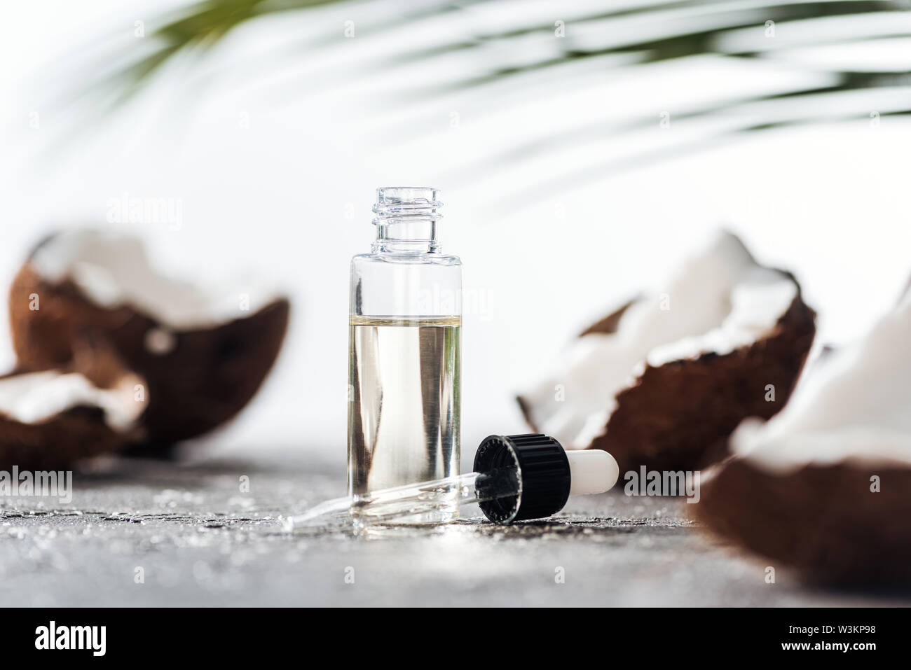 Focus sélectif d'ouvrir le flacon avec compte-gouttes de sérum de coco Coco fêlé et à proximité Banque D'Images