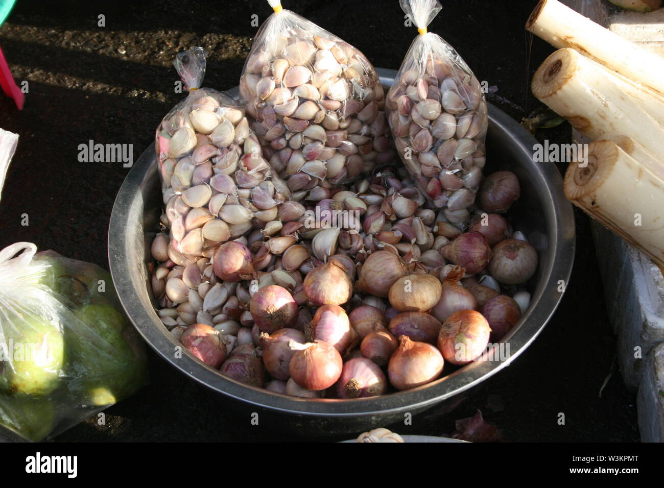 Ail frais et oignons à vendre au marché russe, Phnom Penh, Cambodge. Crédit photo : Brooks Lieb Banque D'Images