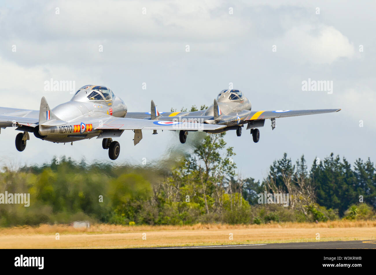 Avions à réaction de Havilland Vampire à Wings Over Wairarapa Airshow Hood Aerodrome Masterton Nouvelle-Zélande. Décollage de la paire. Jets classiques Banque D'Images