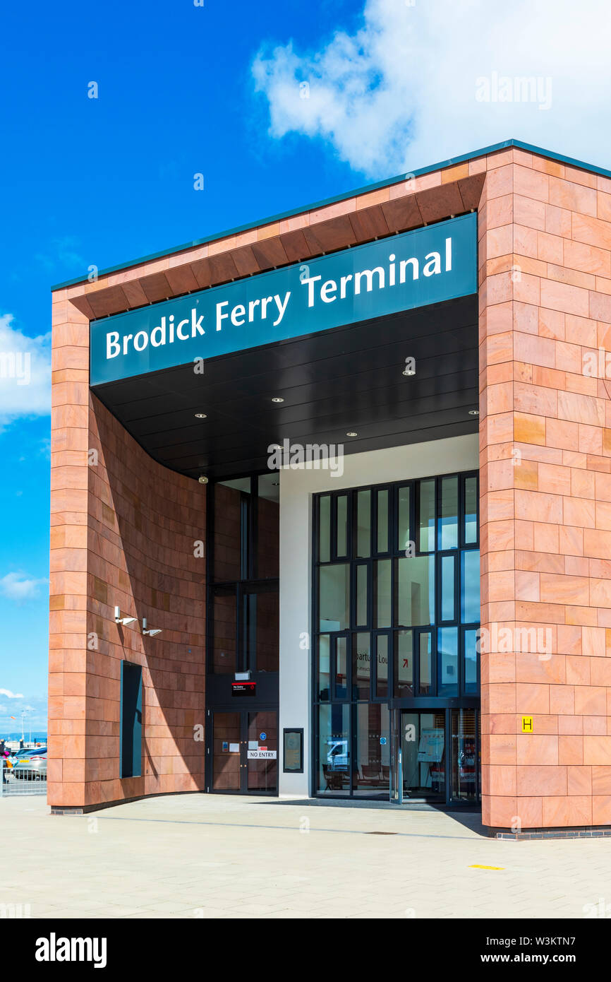 Le bureau de vente des billets et le terminal de ferry MacBrayne ferries Caledonian pour bureaux (Calmac) au port de Brodick, Isle of Arran, Ecosse, Royaume-Uni Banque D'Images