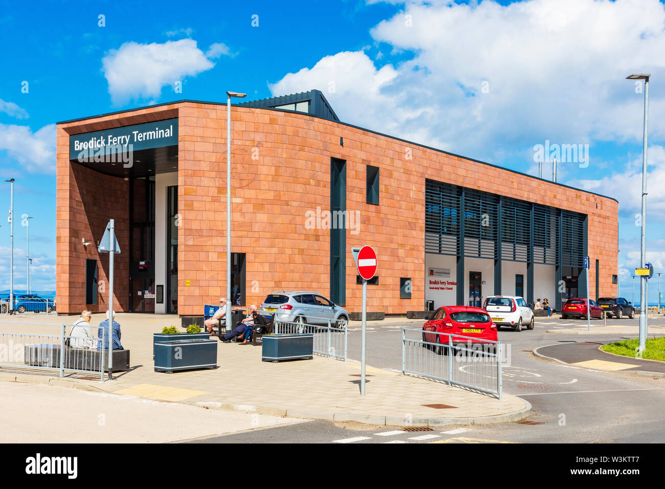 Le bureau de vente des billets et le terminal de ferry MacBrayne ferries Caledonian pour bureaux (Calmac) au port de Brodick, Isle of Arran, Ecosse, Royaume-Uni Banque D'Images