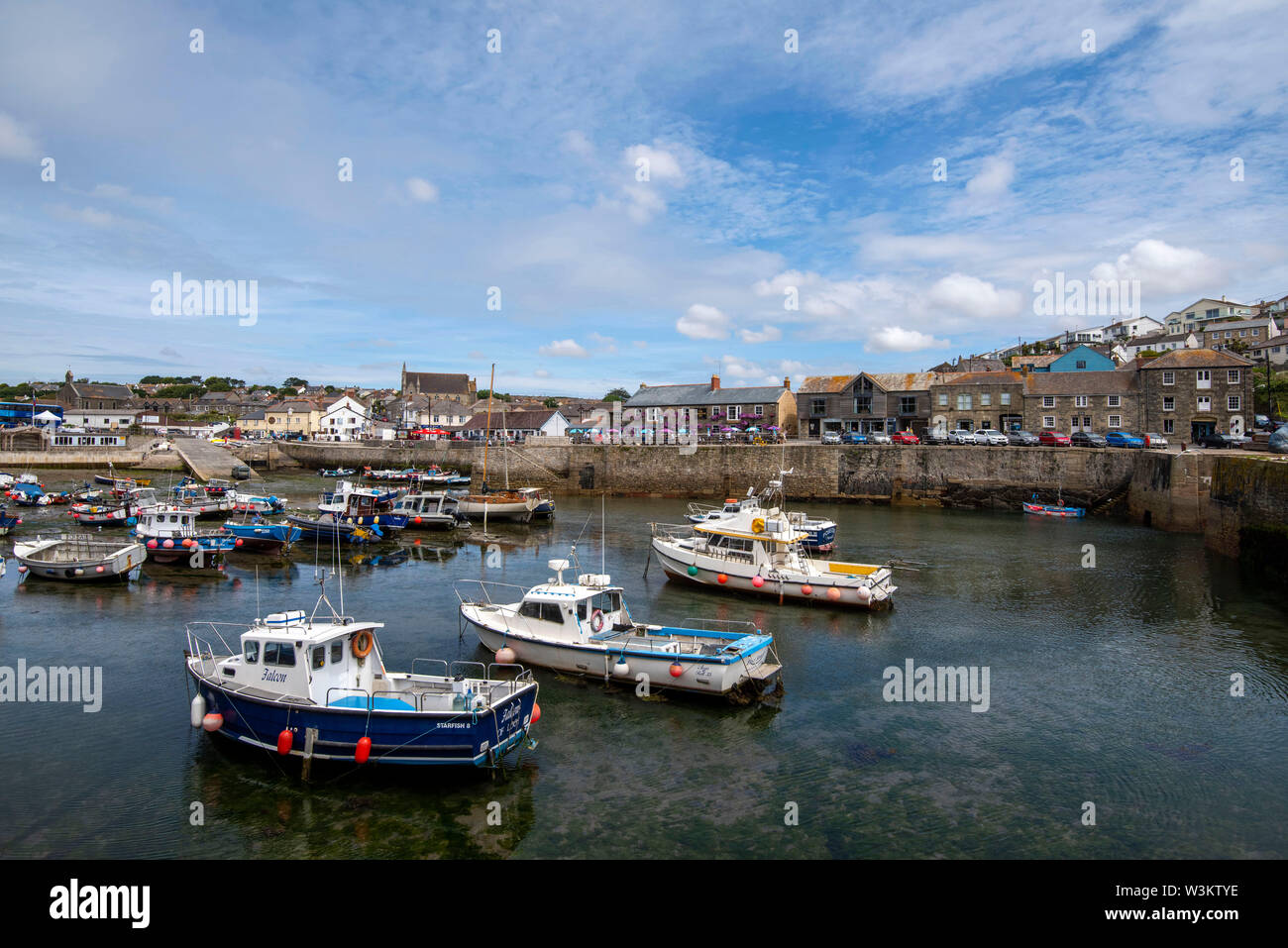 Journée d'été au port de Porthleven, Cornwall England UK Banque D'Images