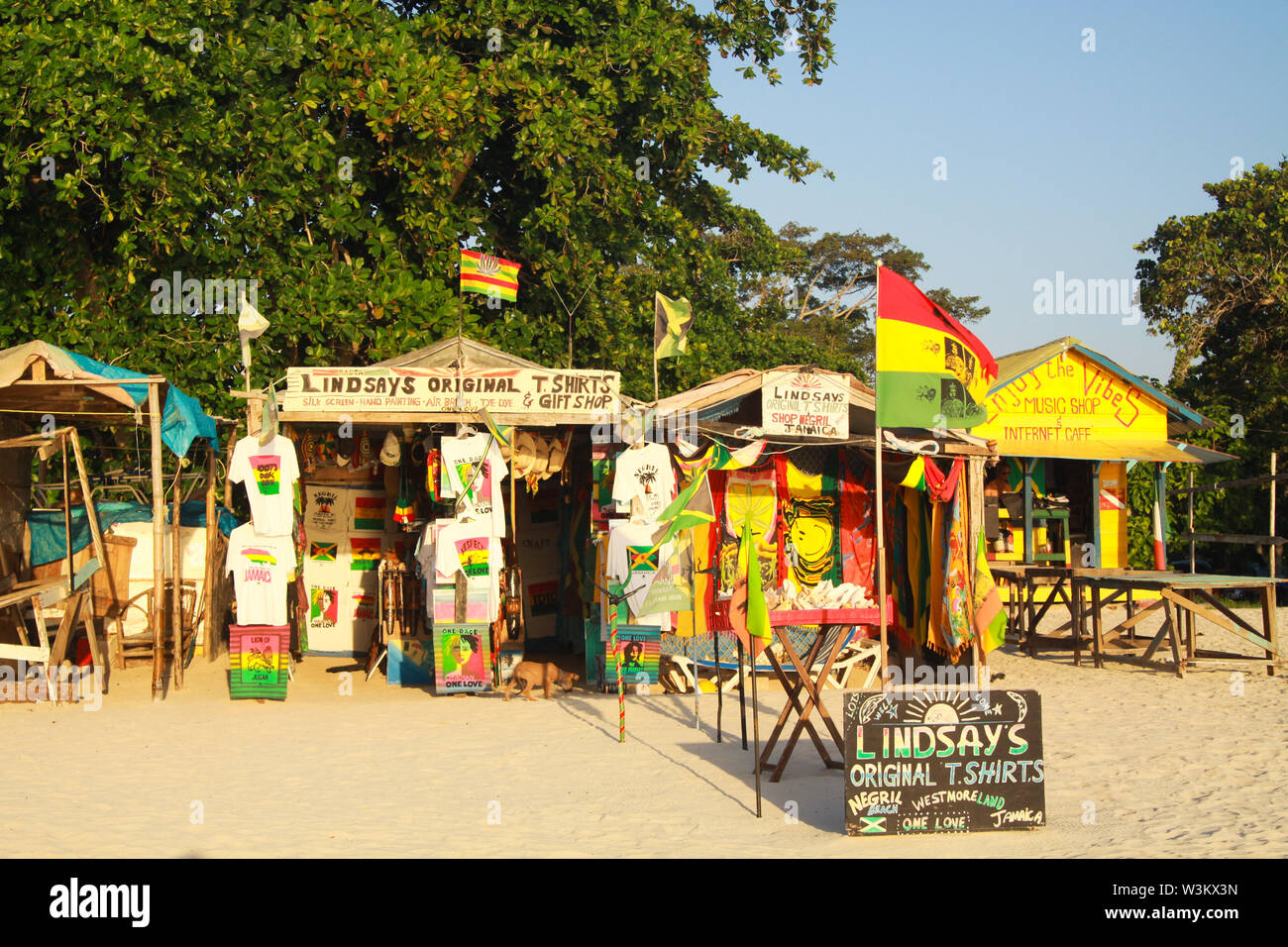 NEGRIL, JAMAÏQUE - 24 mai. 2010 : don et boutiques artisanales sur Bourbon beach Banque D'Images