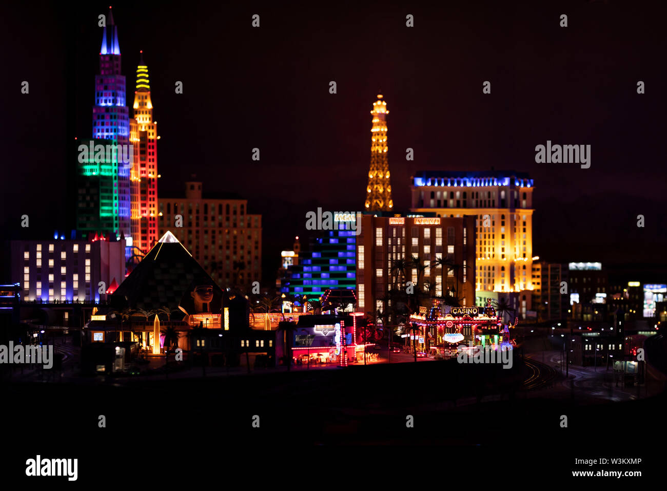 Une réplique de la nuit sur le Strip de Las Vegas à l'exposition ferroviaire modèle Miniatur Winderland à Hambourg, Allemagne. Banque D'Images